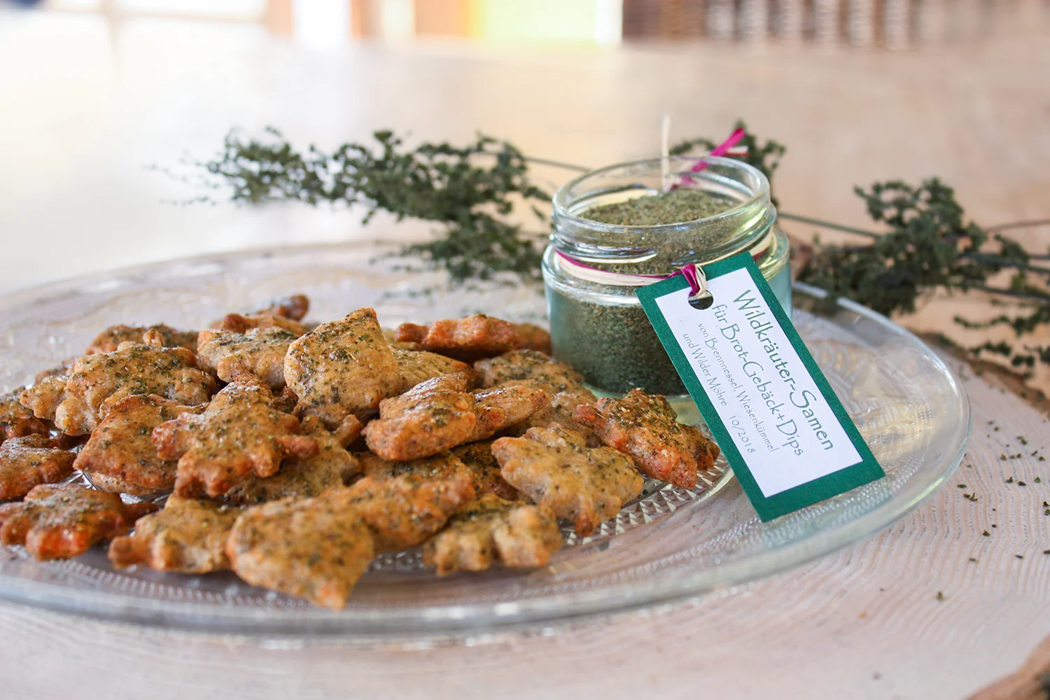 Mürbes Käsegebäck mit Wildkräuter-Samen | Wildkräutererlebnis - Johanna ... Mürbes Käsegebäck mit Wildkräuter-Samen | Wildkräutererlebnis - Johanna ...